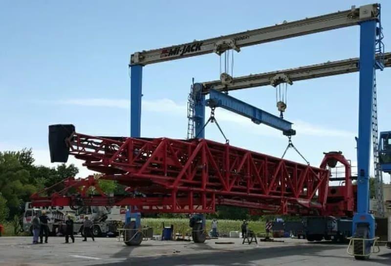 A bridge crane lifting the machinery for the dam.